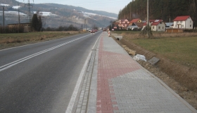 Trwa budowa chodnika w...