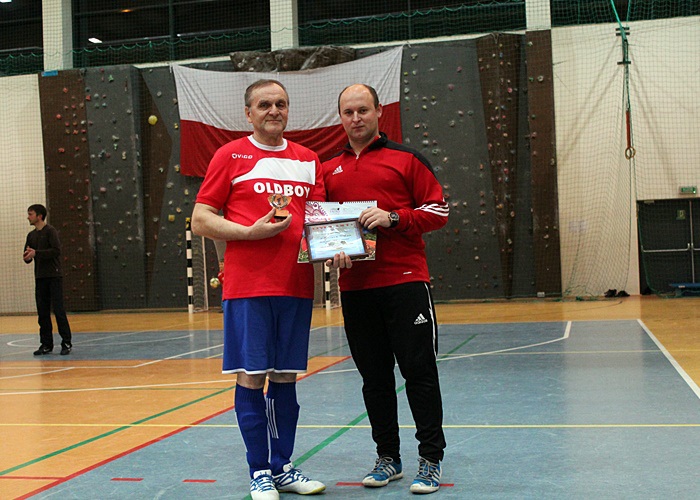 Nagrodę otrzymał również najstarszy zawodnik Halowej Ligi Oldbojów p.Wojciech Piksa z Zyndrama Łącko.