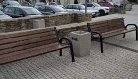 Montaż ławek na rynku w...